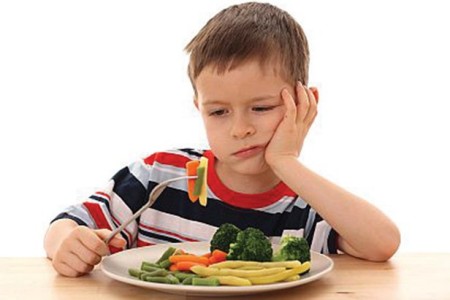 Buồn nôn và chán ăn là biểu hiện của viêm loét dạ dày tá tràng ở trẻ em