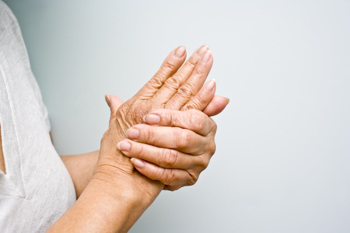 Phòng bệnh nhức mỏi tay chân ở người già