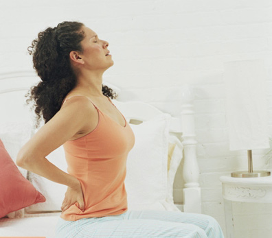 Cơn đau xuất hiện khi vặn người, ngồi hay uốn cong là những biểu hiện của bệnh đau lưng