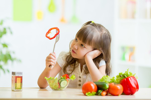 Loét dạ dày tá tràng ở trẻ em không nên ăn thức ăn cay, nhiều gia vị có tính kích thích