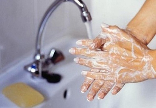  Rữa tay kỹ trước khi ăn và sau khi đi vệ sinh là một trong những phương pháp phòng chống bệnh viêm dạ dày ruột