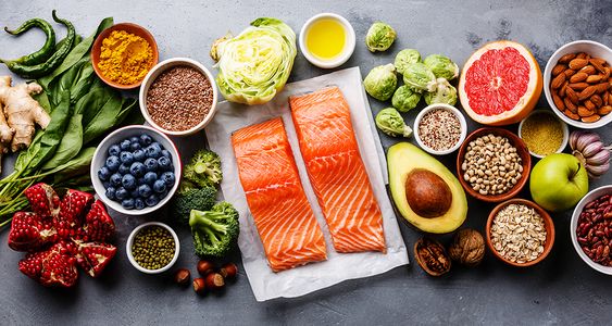 Chế độ ăn uống cho người thoát vị nên có cá hồi, rau củ và các loại vitamin