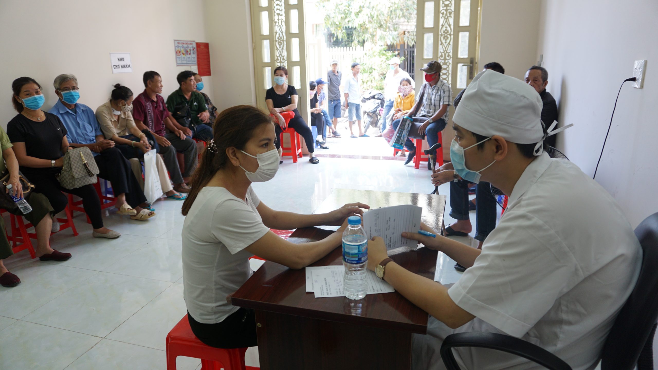 Bác sĩ chuyên khoa I Nguyễn Minh Phương khám bệnh cho bệnh nhân tại chi nhánh Cần Thơ