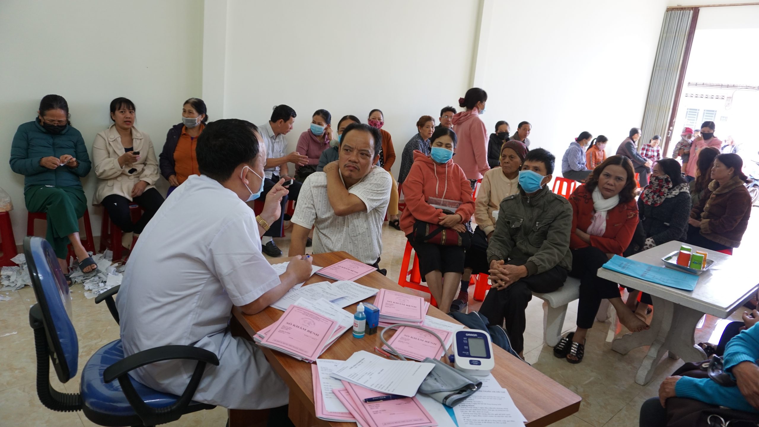 Hình ảnh Thạc sĩ bác sĩ Phùng Văn Bằng đang khám cho bệnh nhân tại chi nhánh Gia Lai