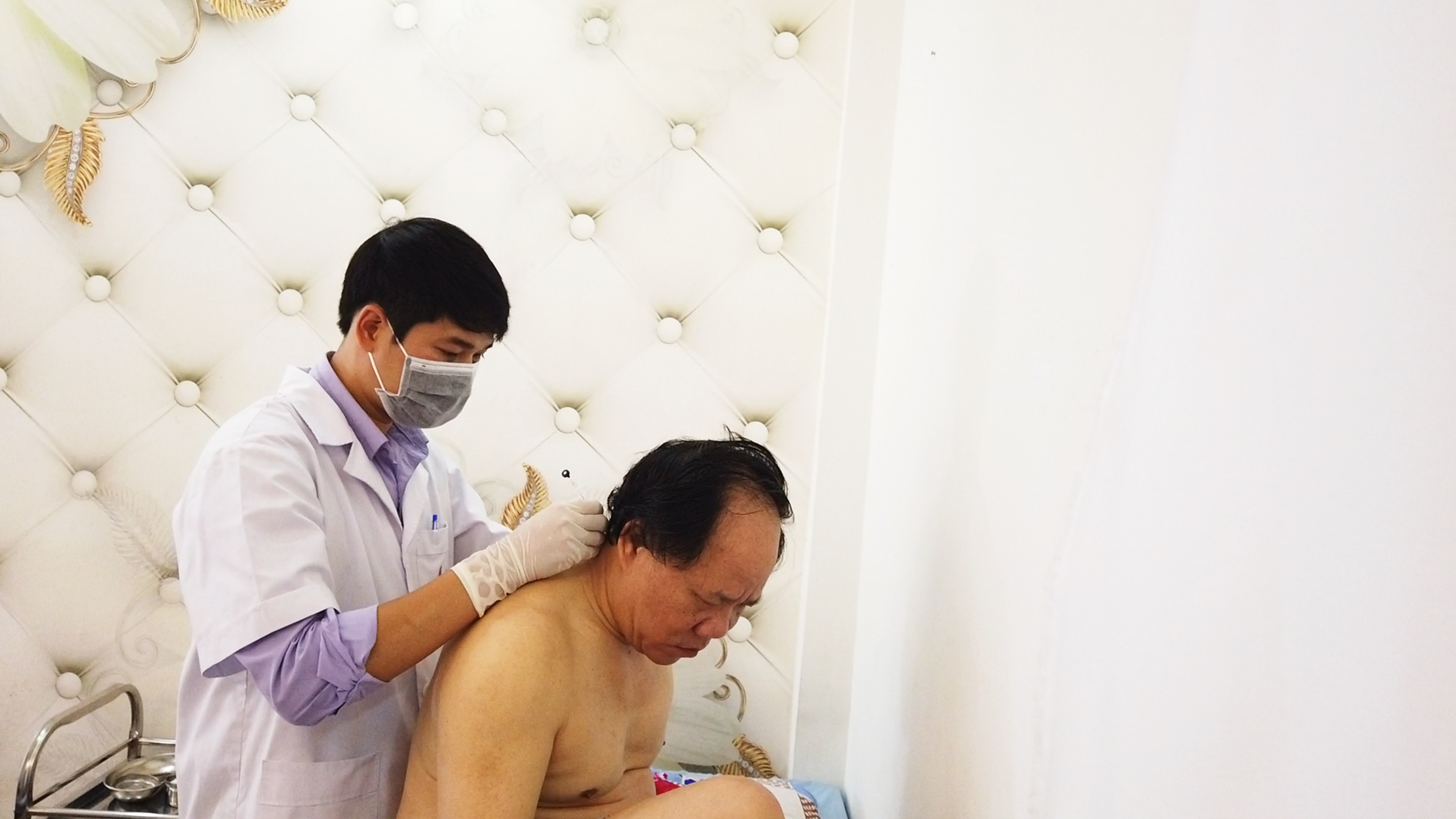 Bác sĩ chuyên khoa I Nguyễn Minh Phương đang cấy chỉ cho bệnh nhân tại chi nhánh Cần Thơ 