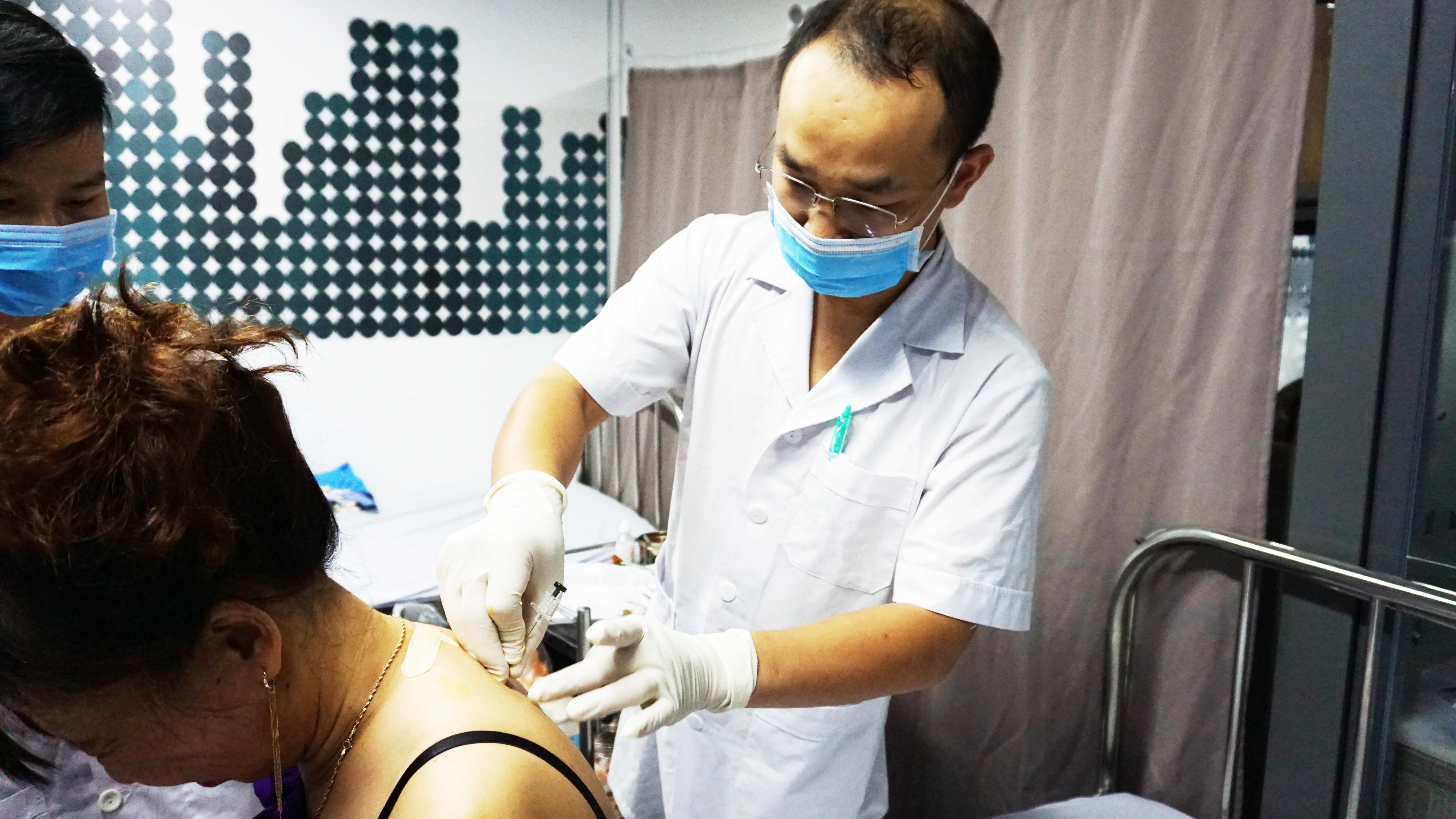 Thạc sĩ bác sĩ Trần Nhật Trường đang cấy chỉ cho bệnh nhân tại chi nhánh cấy chỉ Bình Dương