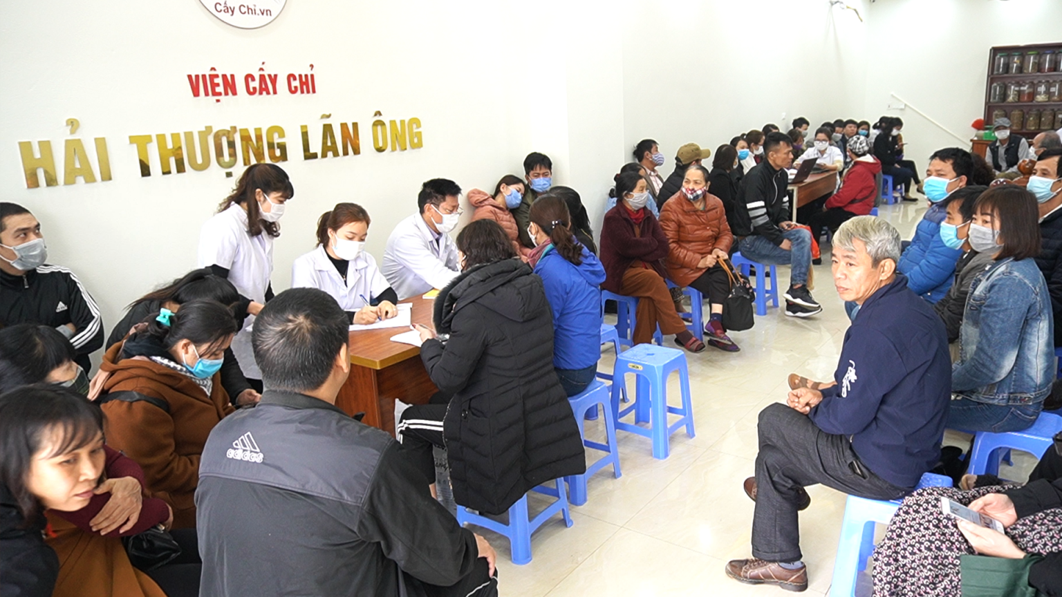 Hình ảnh Ths.Bs Ngô Quang Hùng thăm khám bệnh nhân tại Viện Cấy Chỉ Hải Thượng Lãn Ông