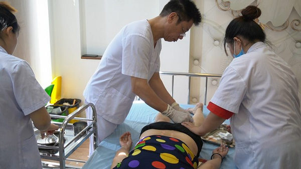 Thạc sĩ, bác sĩ Ngô Quang Hùng đang cấy chỉ Catgut cho bệnh nhân tại một chi nhánh của Viện Cấy Chỉ Hải Thượng Lãn Ông