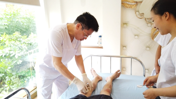 Thạc sĩ Bác sĩ Ngô Quang Hùng, giám đốc Viện Cấy Chỉ Hải Thượng Lãn Ông đang thực hiện kỹ thuật cấy chỉ chữa thấp khớp cho bệnh nhân