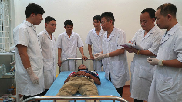 Thạc sĩ Bác Sĩ Ngô Quang Hùng đang chủ trì hội chẩn cho bệnh nhân với các bác sĩ ở Viện Cấy Chỉ Hải Thượng Lãn Ông