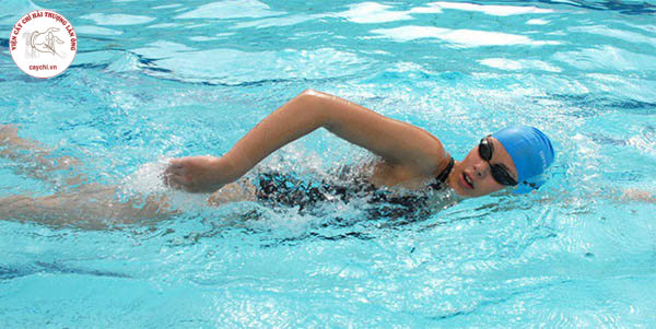 Bơi lội là hình thức luyện tập rất phù hợp cho người bị thoái hóa cột sống