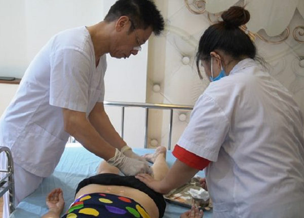 Thạc sĩ bác sĩ Ngô Quang Hùng - giám đốc Viện Cấy Chỉ Hải Thượng Lãn Ông đang điều trị cho bệnh nhân thoái hóa cột sống bằng cấy chỉ Catgut