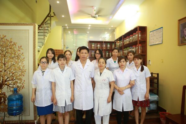 Ths.Bs Ngô Quang Hùng và đội ngũ y bác sĩ phòng khám